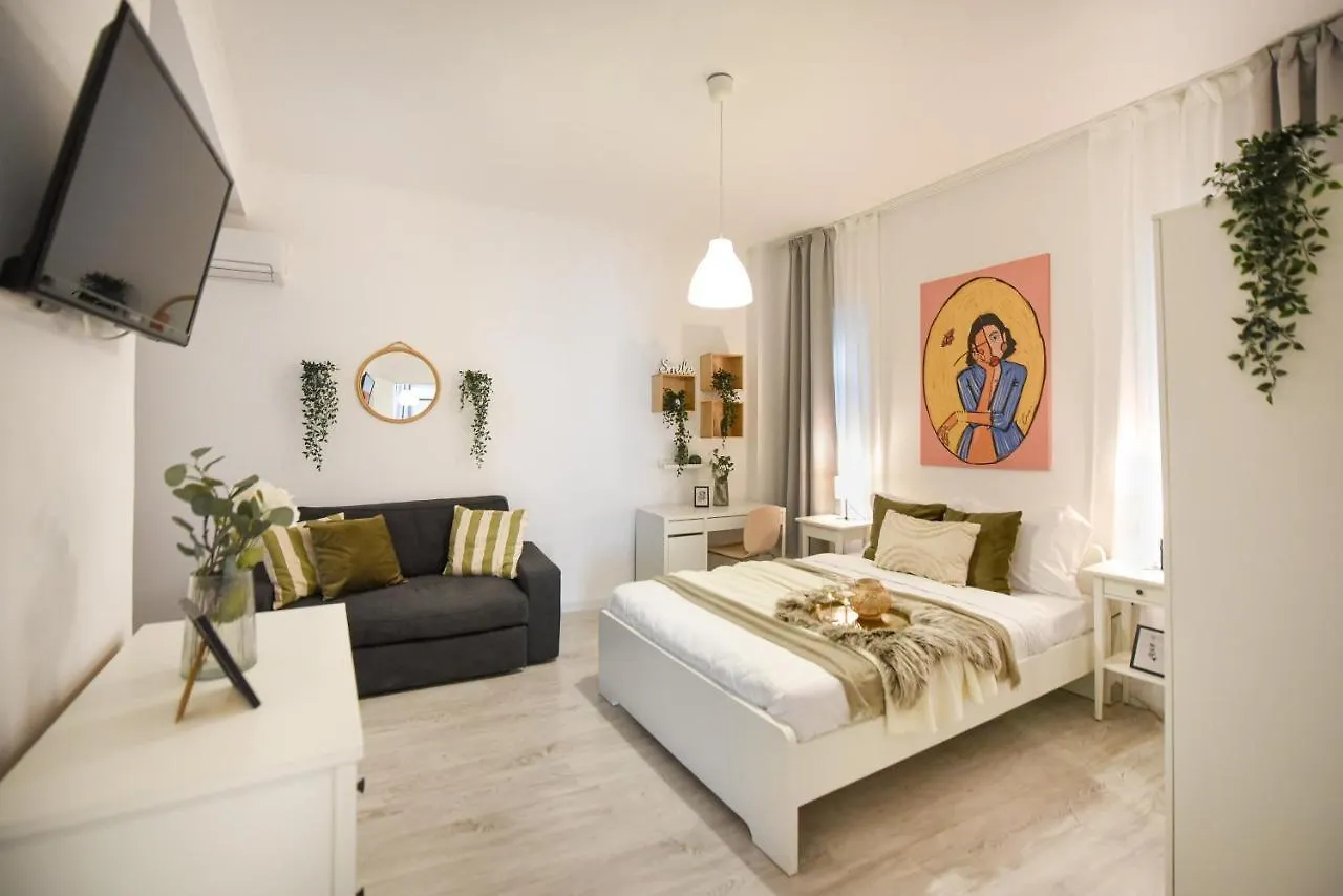 Central Treasure - Cozy 2 Bedroom Apartment In Historic Old Town Bükreş