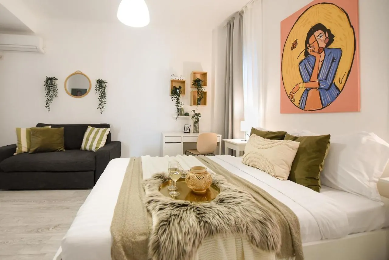 Central Treasure - Cozy 2 Bedroom Apartment In Historic Old Town Bükreş