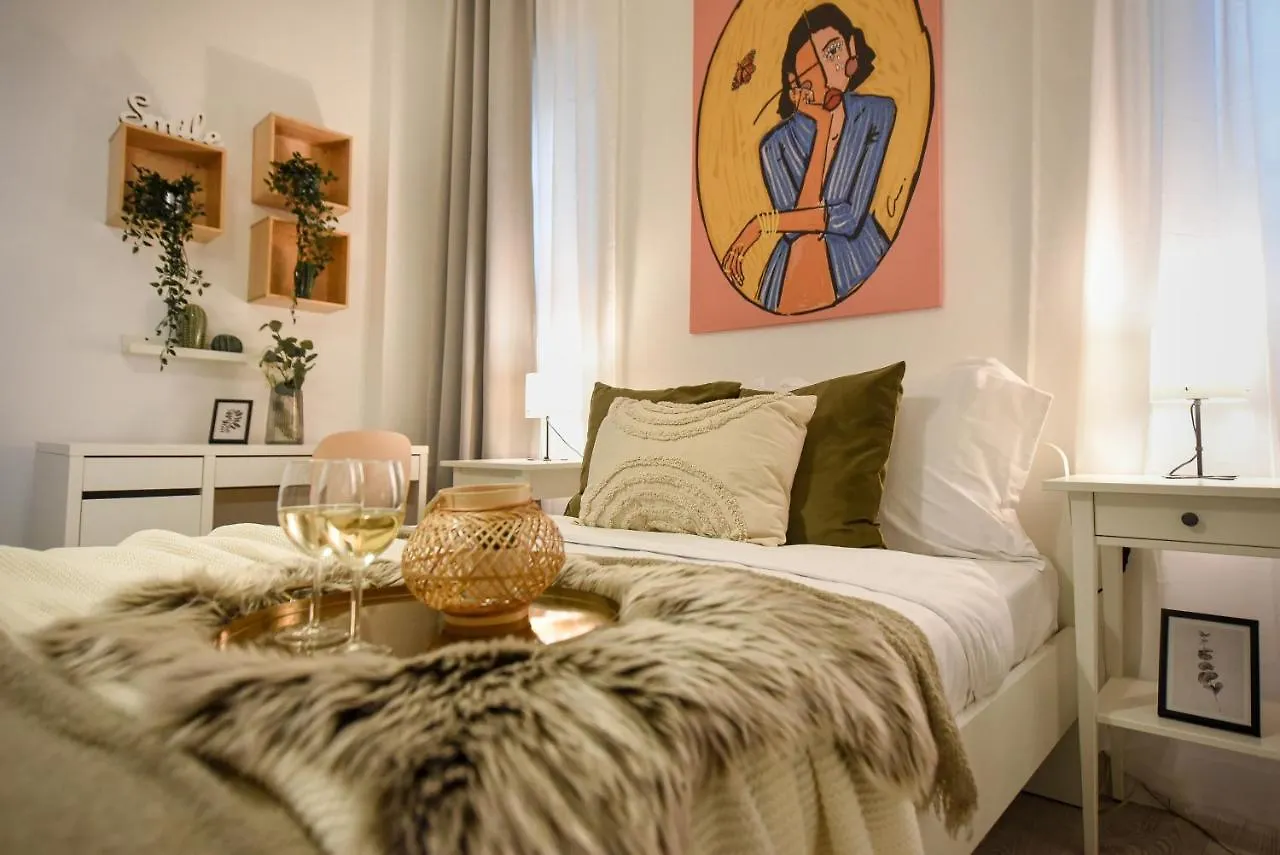 Central Treasure - Cozy 2 Bedroom Apartment In Historic Old Town Bükreş