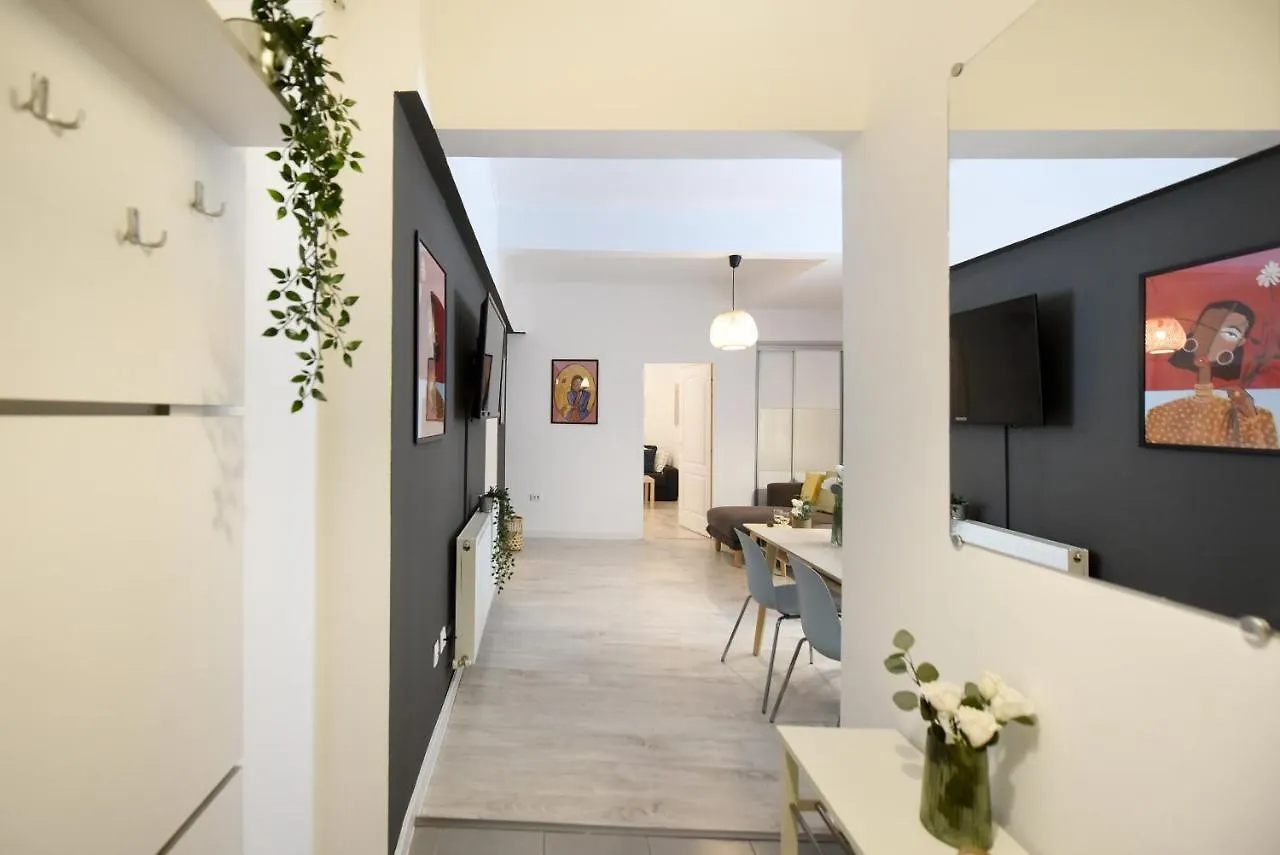 Central Treasure - Cozy 2 Bedroom Apartment In Historic Old Town Bükreş