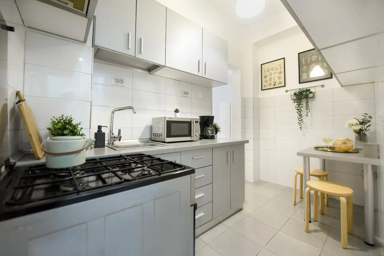 Central Treasure - Cozy 2 Bedroom Apartment In Historic Old Town Bükreş Romanya