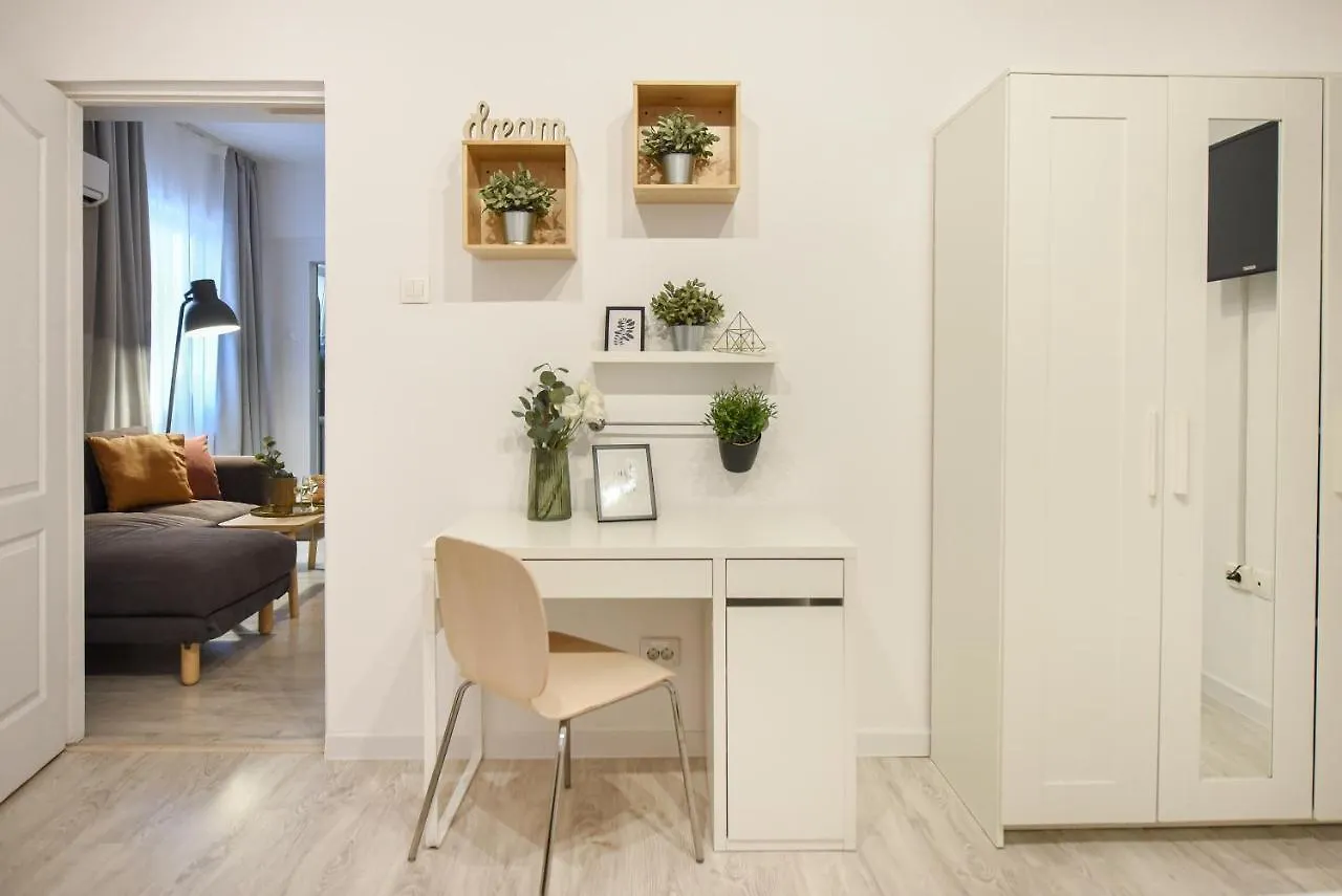 Central Treasure - Cozy 2 Bedroom Apartment In Historic Old Town Bükreş
