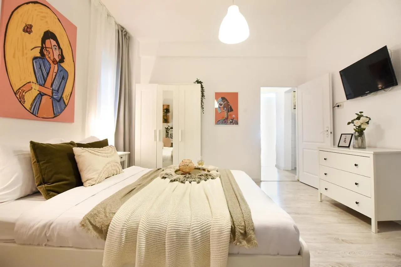 Central Treasure - Cozy 2 Bedroom Apartment In Historic Old Town Bucureşti 0*,  România