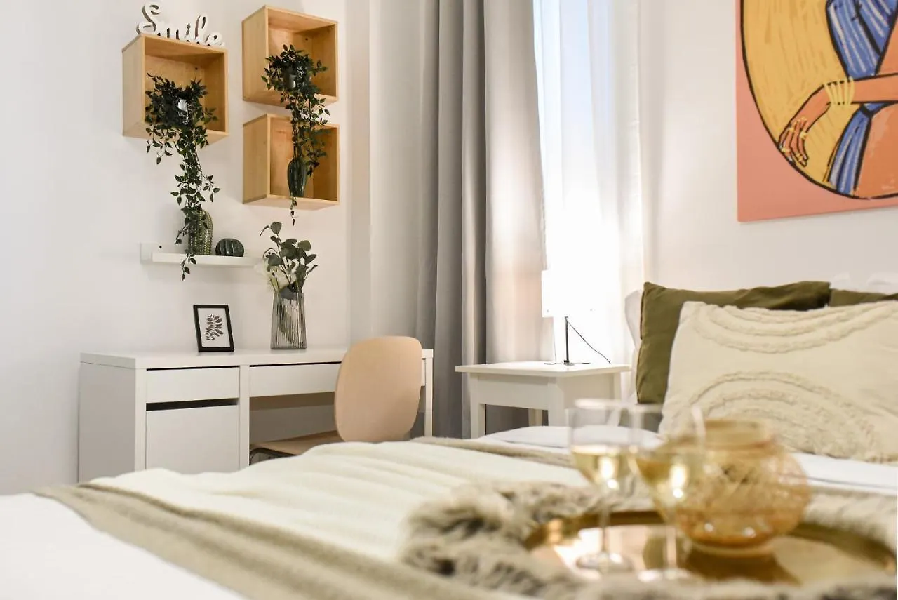 Central Treasure - Cozy 2 Bedroom Apartment In Historic Old Town Bucureşti România